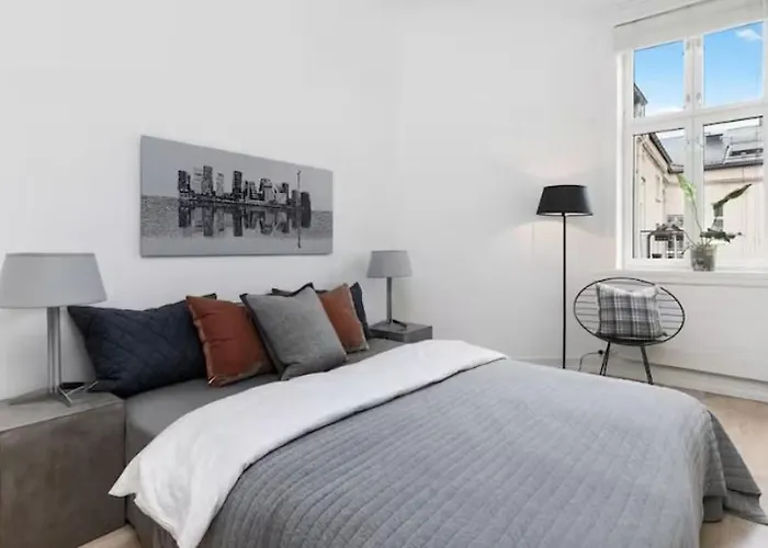 Spacious, Modern In Part Of Town شقة *