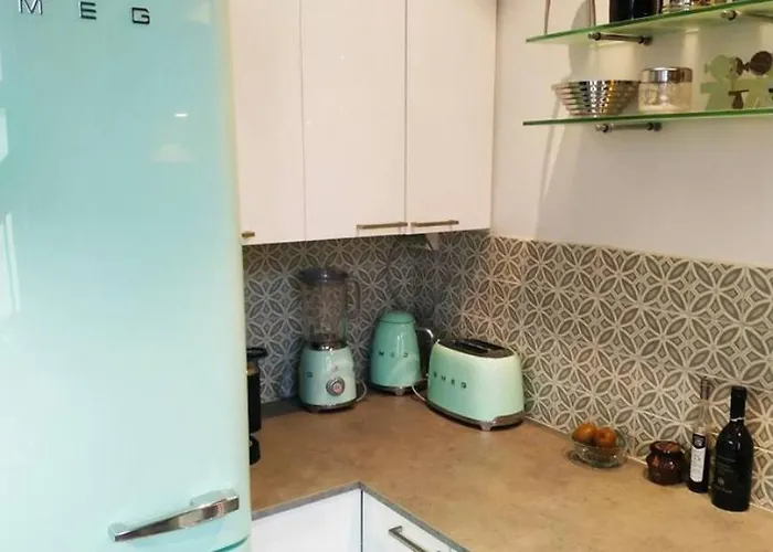 Spacious, Modern In Part Of Town شقة *