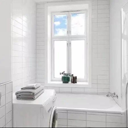 Spacious, Modern In Part Of Town Daire