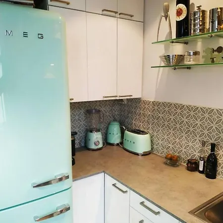 Spacious, Modern In Part Of Town דירה *